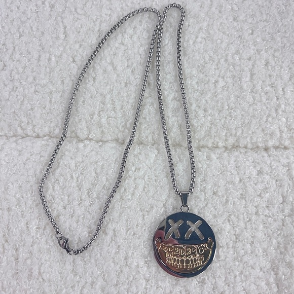 Street Style Fashion Necklace - Bold and Trendy Statement for Every Outfit - Picture 4 of 4
